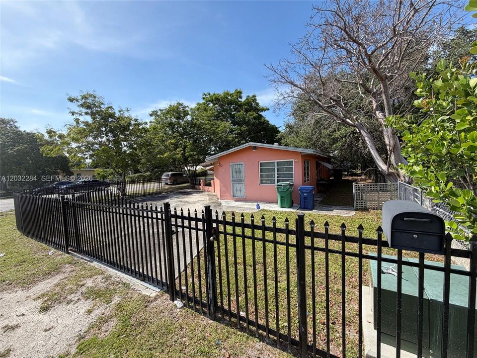 For Sale: $459,000 (3 beds, 1 baths, 1025 Square Feet)