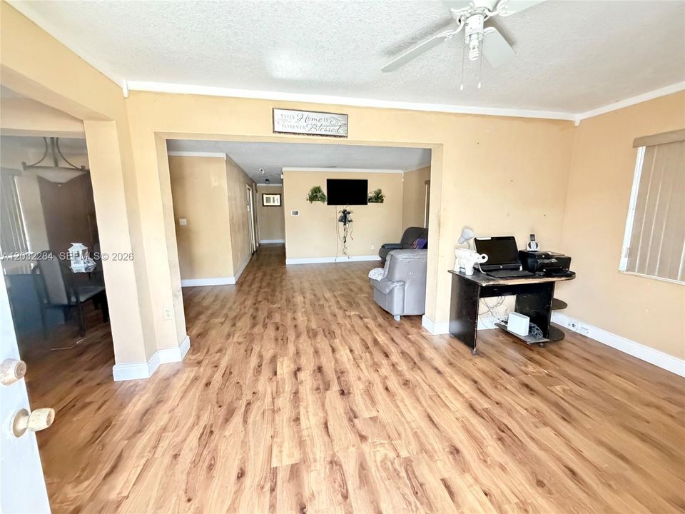 For Sale: $459,000 (3 beds, 1 baths, 1025 Square Feet)