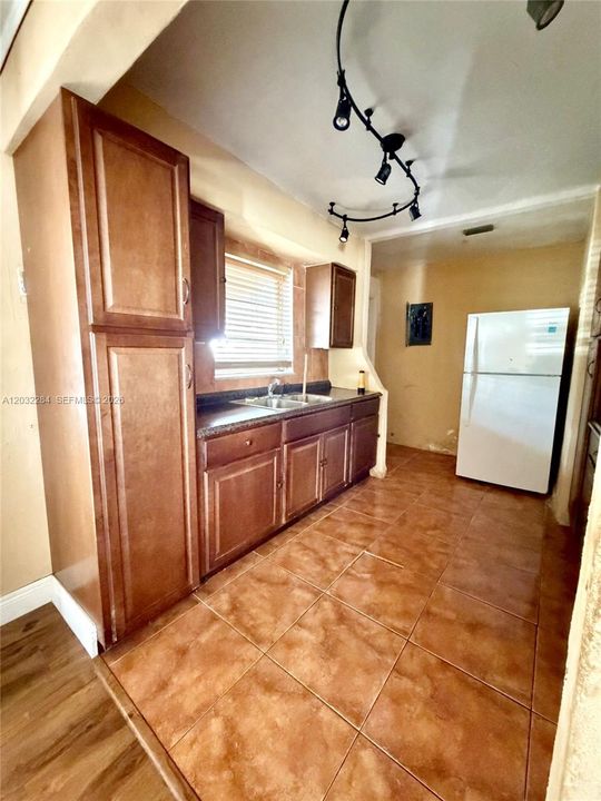 For Sale: $459,000 (3 beds, 1 baths, 1025 Square Feet)