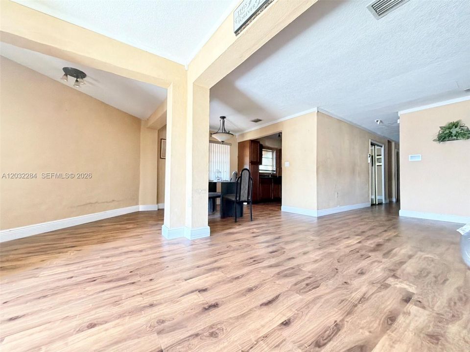 For Sale: $459,000 (3 beds, 1 baths, 1025 Square Feet)