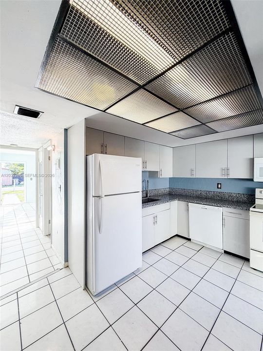 For Rent: $2,100 (2 beds, 1 baths, 768 Square Feet)