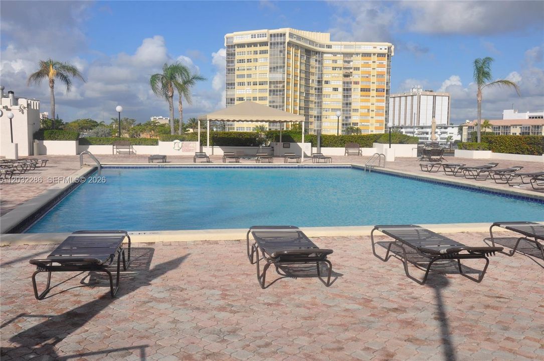 For Rent: $2,900 (2 beds, 2 baths, 1710 Square Feet)