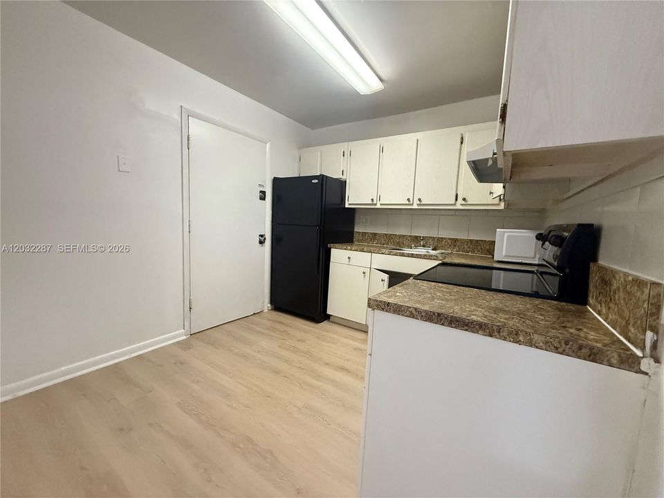 For Rent: $2,200 (2 beds, 1 baths, 902 Square Feet)