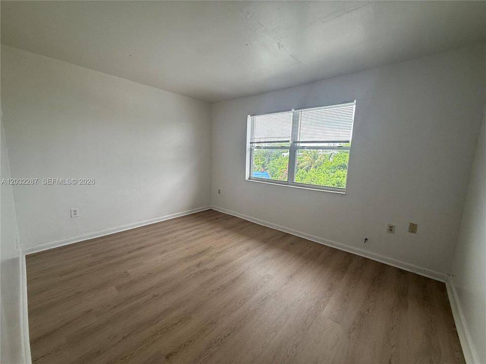 For Rent: $2,200 (2 beds, 1 baths, 902 Square Feet)