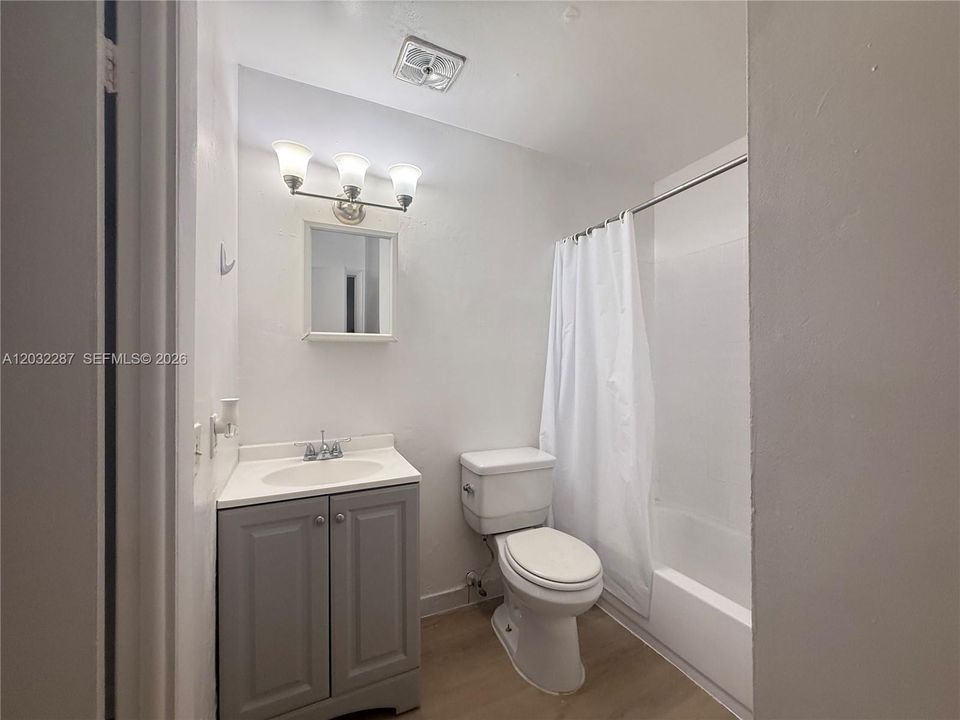 For Rent: $2,200 (2 beds, 1 baths, 902 Square Feet)