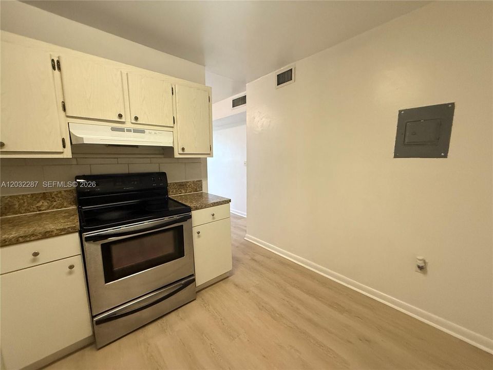 For Rent: $2,200 (2 beds, 1 baths, 902 Square Feet)