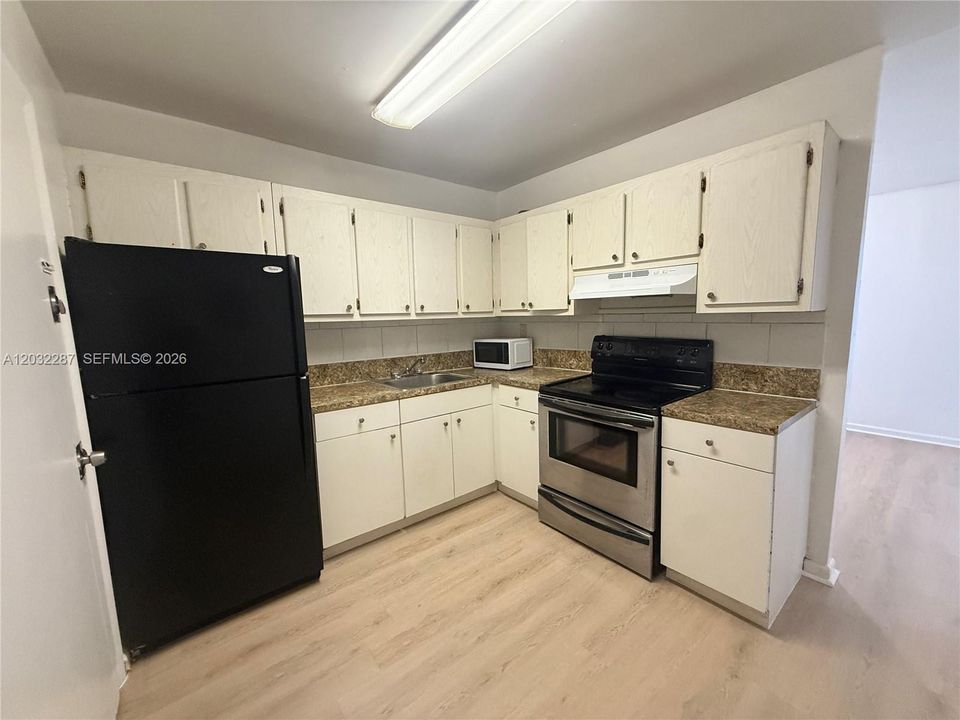 For Rent: $2,200 (2 beds, 1 baths, 902 Square Feet)