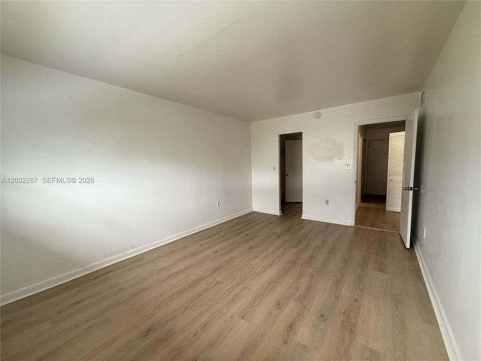 For Rent: $2,200 (2 beds, 1 baths, 902 Square Feet)
