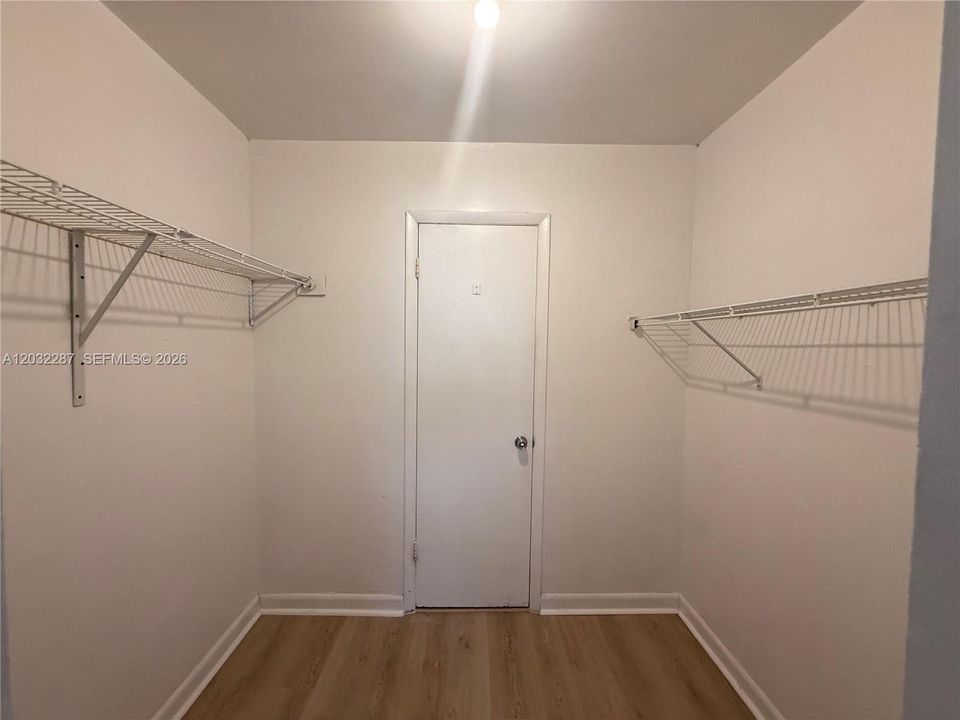 For Rent: $2,200 (2 beds, 1 baths, 902 Square Feet)