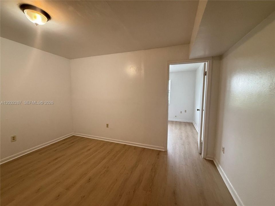 For Rent: $2,200 (2 beds, 1 baths, 902 Square Feet)