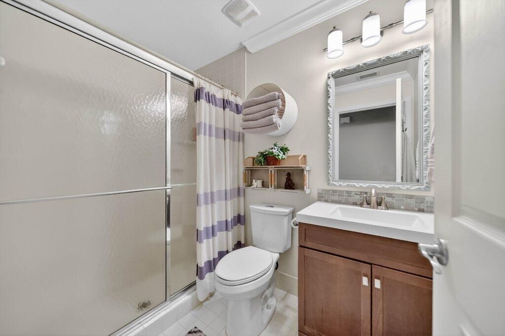 guestbath1.jpg-SMALL