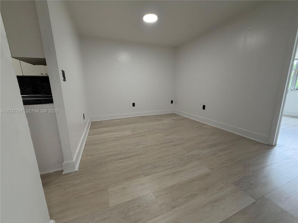For Rent: $2,200 (2 beds, 1 baths, 31685 Square Feet)
