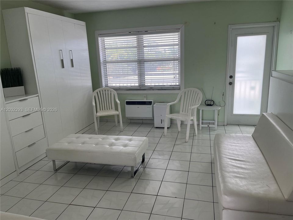 Bright and spacious room