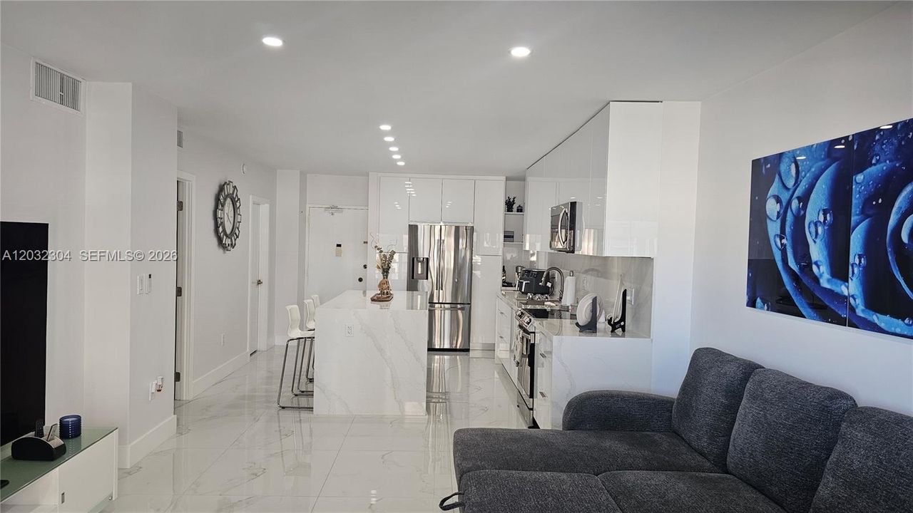 For Rent: $3,950 (1 beds, 1 baths, 870 Square Feet)