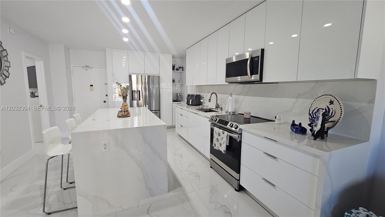 For Rent: $3,950 (1 beds, 1 baths, 870 Square Feet)