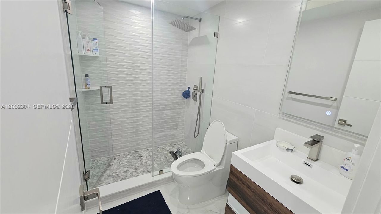 For Rent: $3,950 (1 beds, 1 baths, 870 Square Feet)