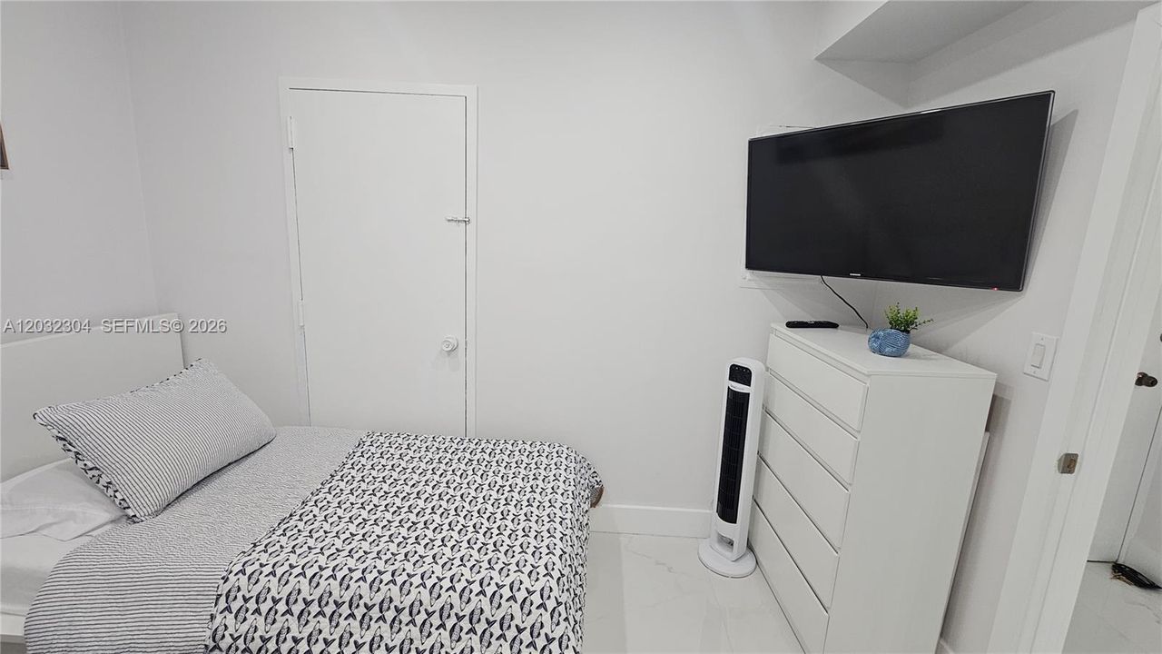 For Rent: $3,950 (1 beds, 1 baths, 870 Square Feet)