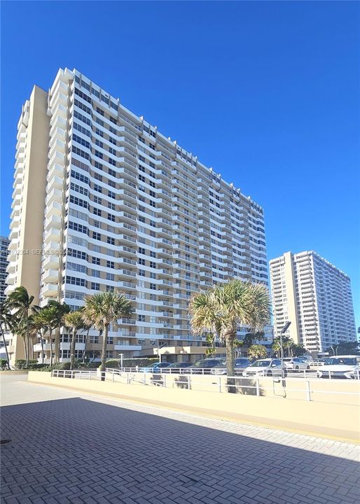 For Rent: $3,950 (1 beds, 1 baths, 870 Square Feet)