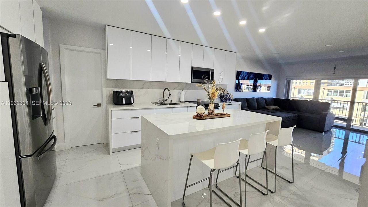 For Rent: $3,950 (1 beds, 1 baths, 870 Square Feet)