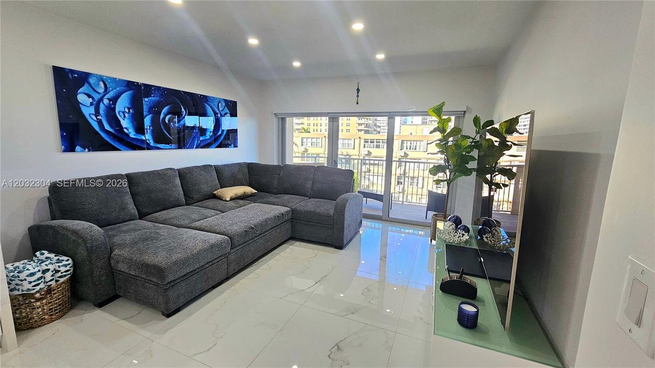 For Rent: $3,950 (1 beds, 1 baths, 870 Square Feet)