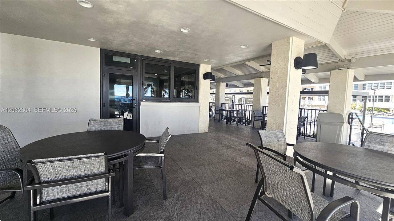 For Rent: $3,950 (1 beds, 1 baths, 870 Square Feet)