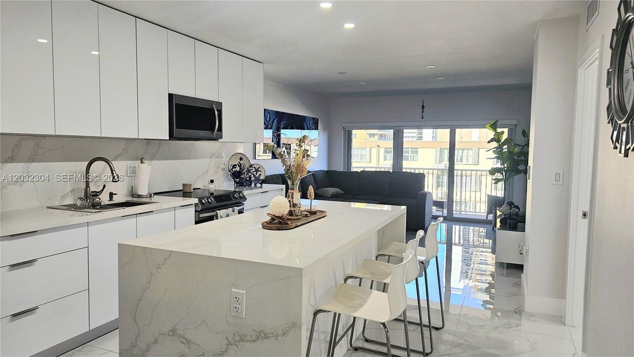 For Rent: $3,950 (1 beds, 1 baths, 870 Square Feet)
