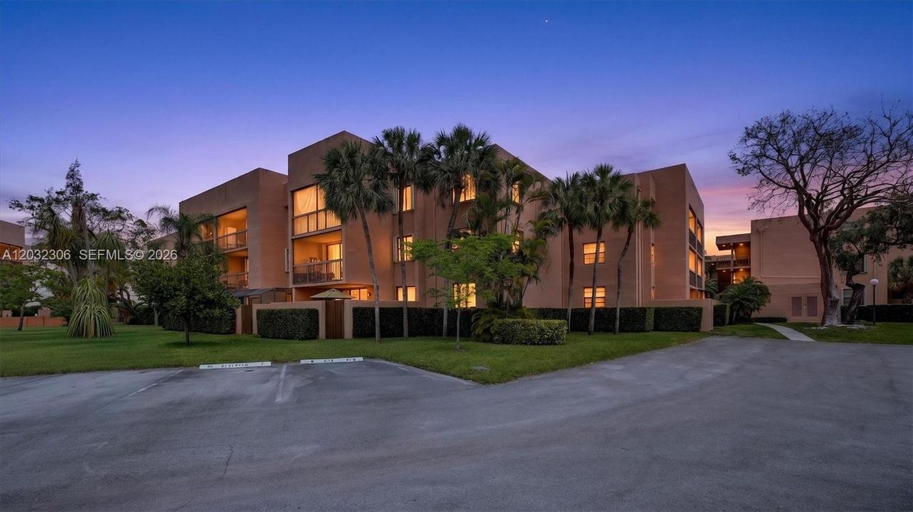 For Sale: $295,000 (2 beds, 2 baths, 936 Square Feet)