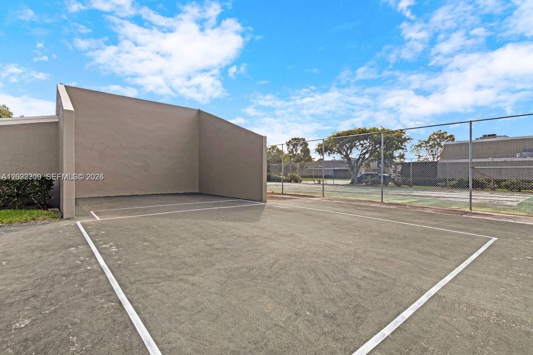 For Rent: $3,000 (3 beds, 2 baths, 1323 Square Feet)