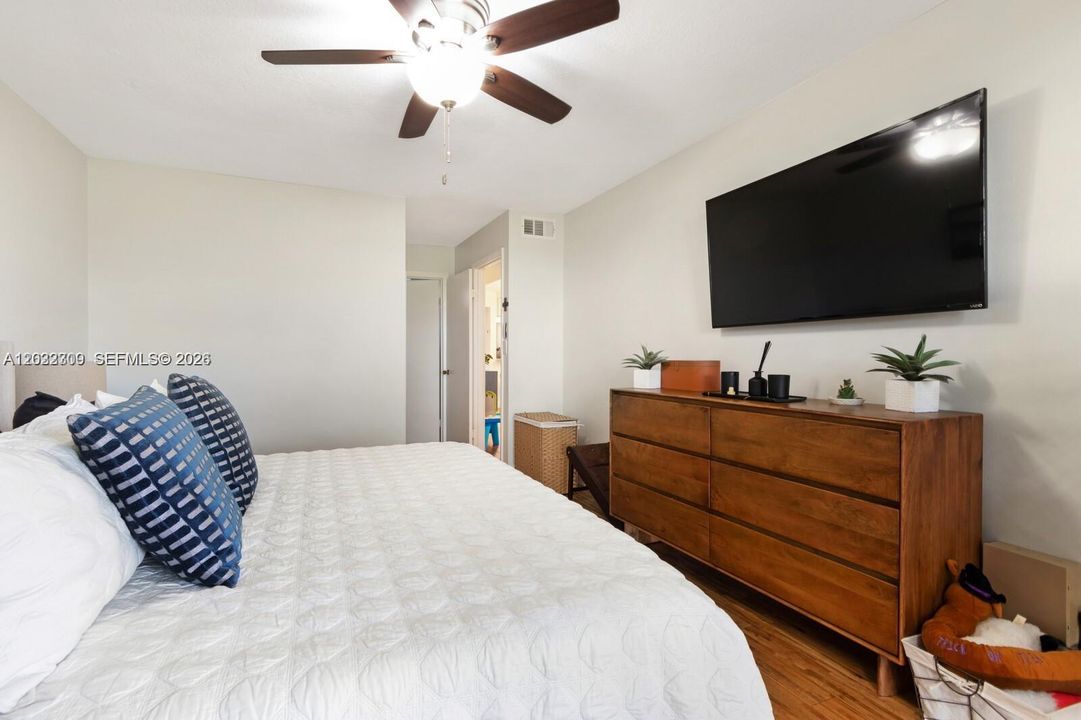 For Rent: $3,000 (3 beds, 2 baths, 1323 Square Feet)
