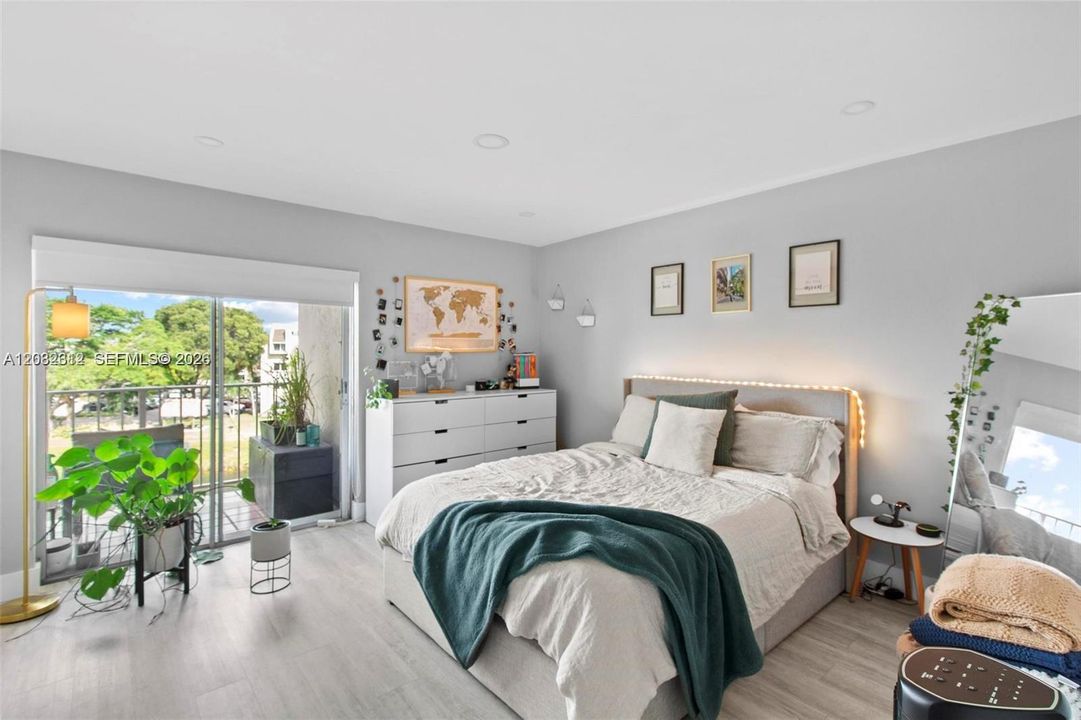 For Rent: $2,500 (2 beds, 1 baths, 900 Square Feet)
