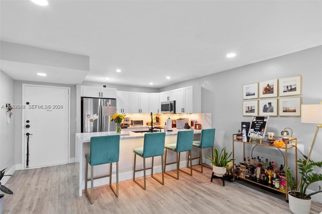 For Rent: $2,500 (2 beds, 1 baths, 900 Square Feet)