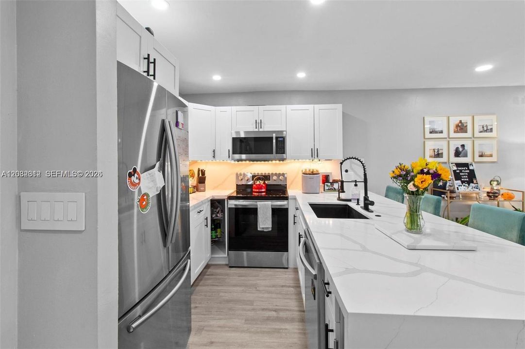 For Rent: $2,500 (2 beds, 1 baths, 900 Square Feet)