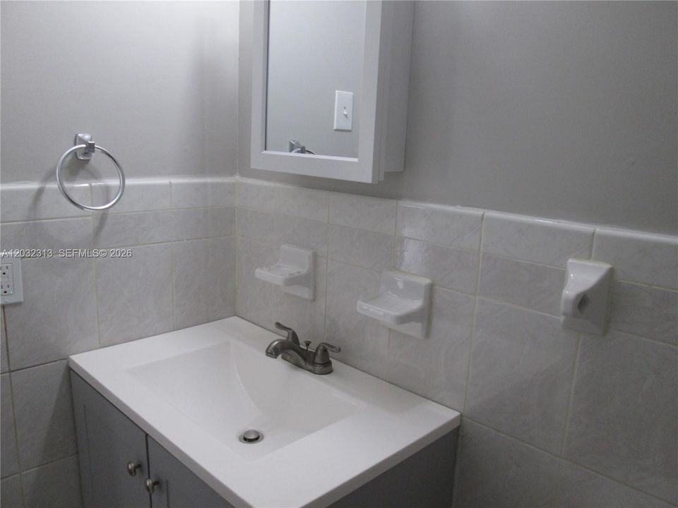 For Rent: $1,650 (2 beds, 1 baths, 875 Square Feet)