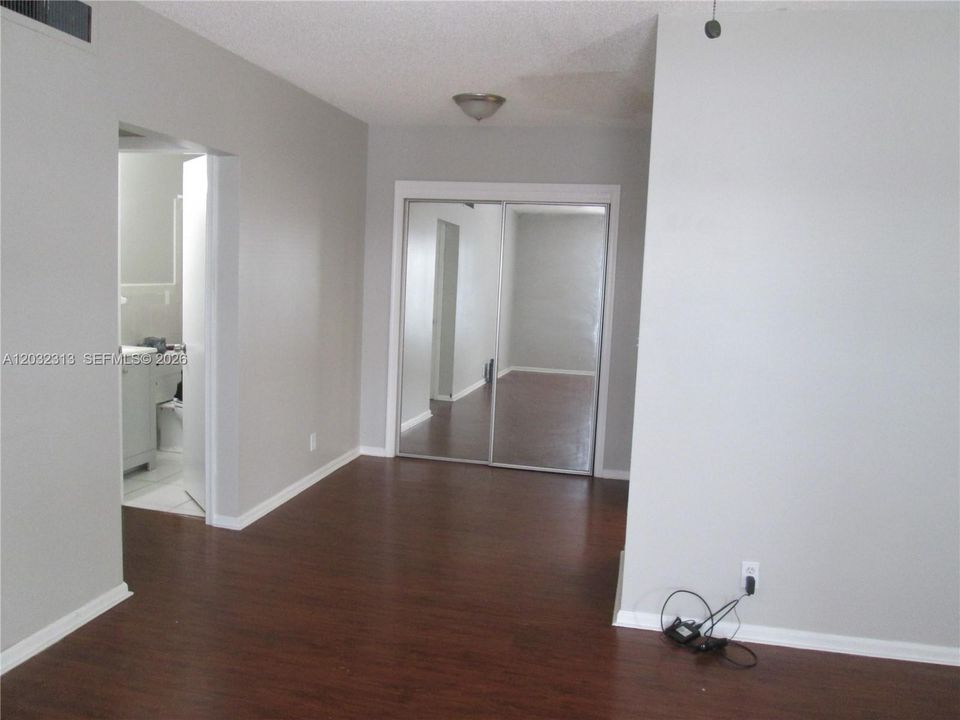 For Rent: $1,650 (2 beds, 1 baths, 875 Square Feet)