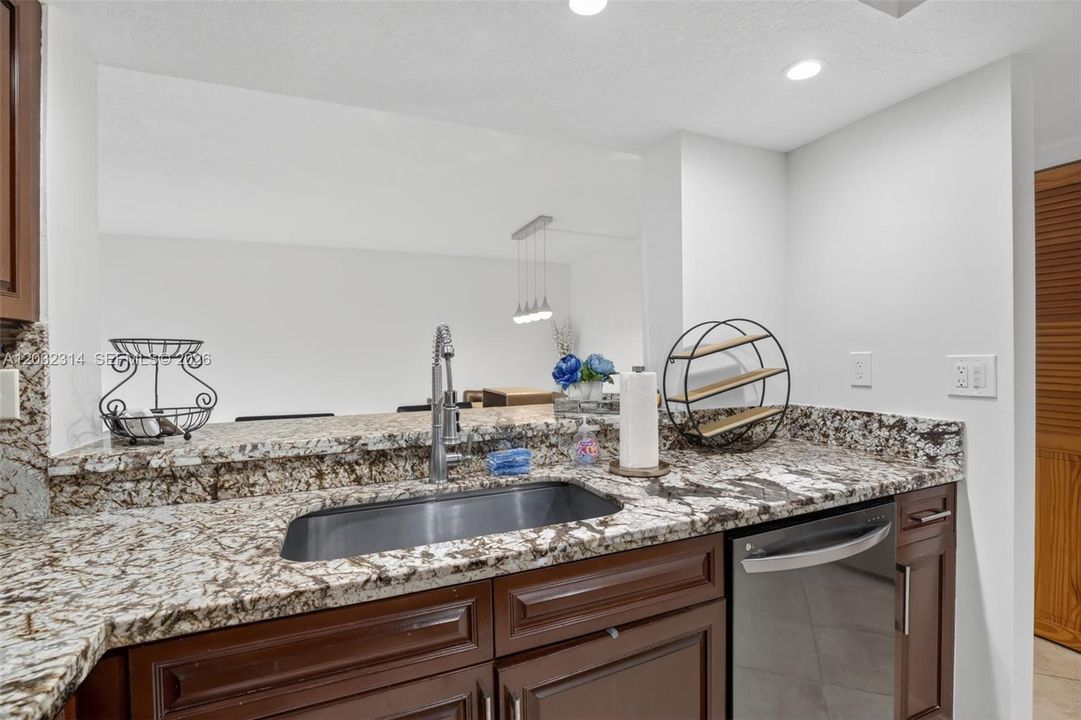 For Sale: $290,000 (3 beds, 2 baths, 1155 Square Feet)