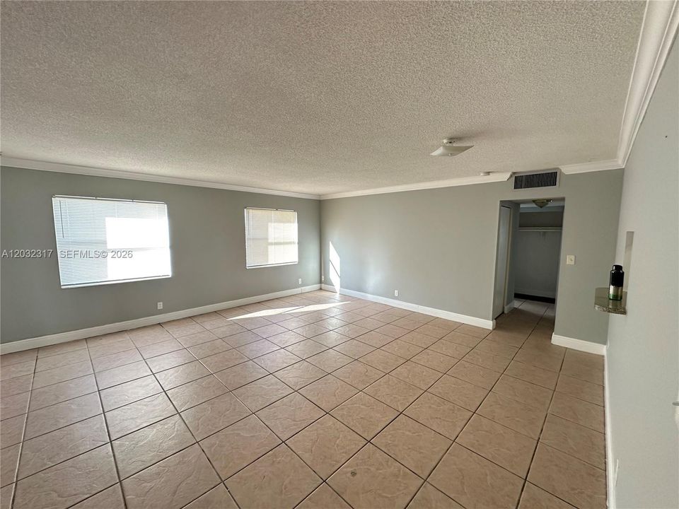 For Rent: $1,900 (2 beds, 2 baths, 990 Square Feet)