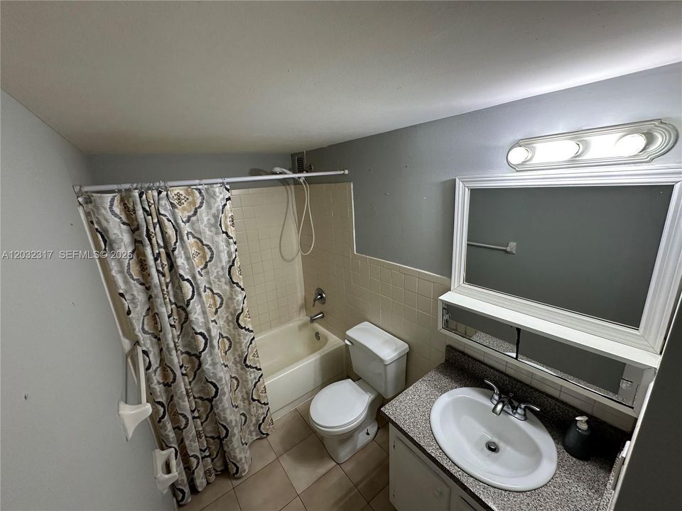 For Rent: $1,900 (2 beds, 2 baths, 990 Square Feet)