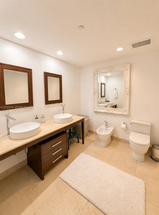 For Rent: $3,500 (1 beds, 1 baths, 732 Square Feet)