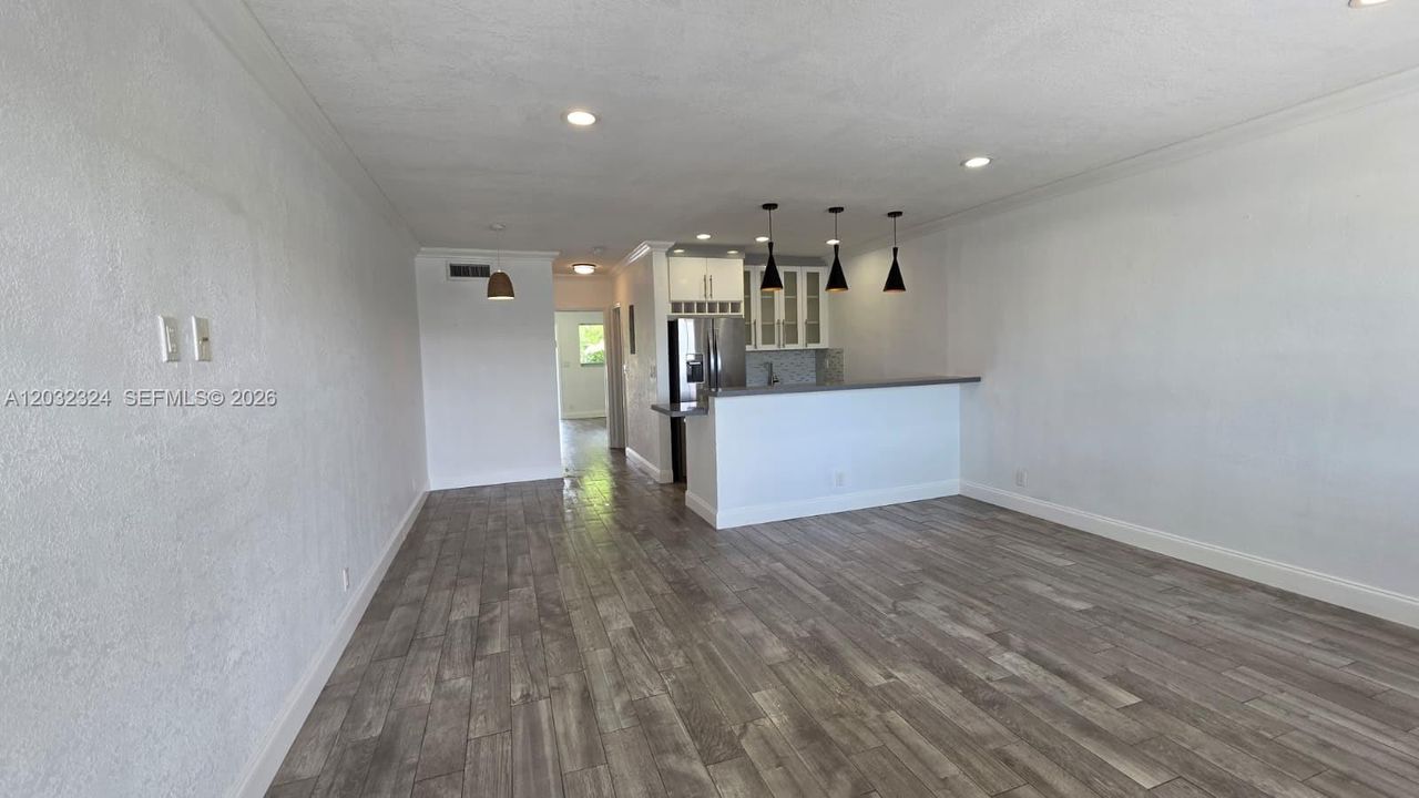 For Rent: $1,550 (1 beds, 1 baths, 700 Square Feet)