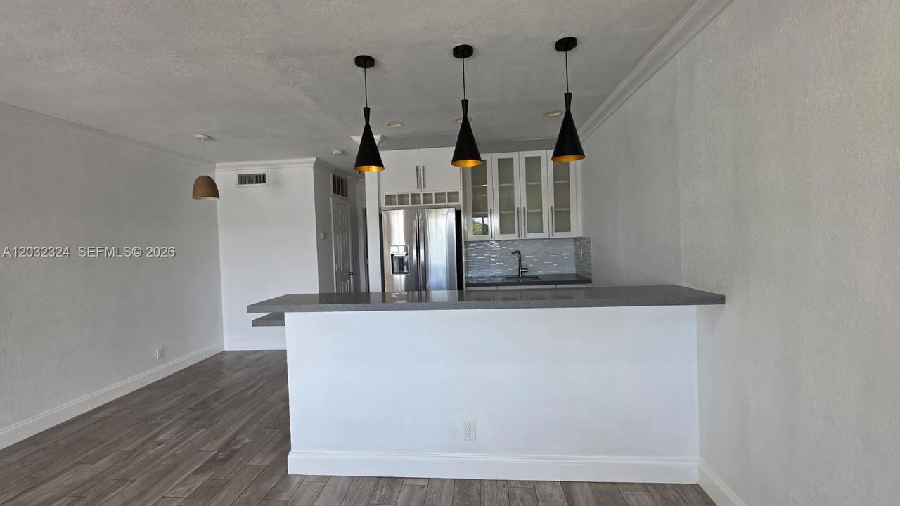 For Rent: $1,550 (1 beds, 1 baths, 700 Square Feet)