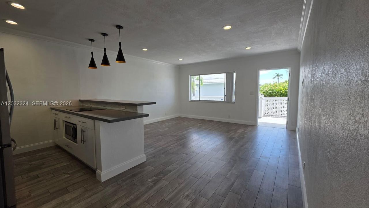 For Rent: $1,550 (1 beds, 1 baths, 700 Square Feet)