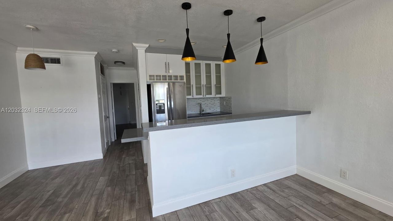 For Rent: $1,550 (1 beds, 1 baths, 700 Square Feet)