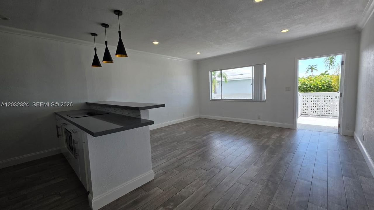 For Rent: $1,550 (1 beds, 1 baths, 700 Square Feet)