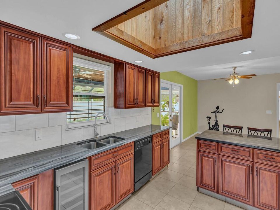 725 SW 4th AV RENTAL KITCHEN VIEW
