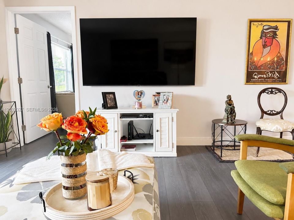 For Sale: $179,900 (2 beds, 2 baths, 1025 Square Feet)