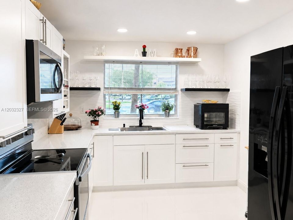 For Sale: $179,900 (2 beds, 2 baths, 1025 Square Feet)