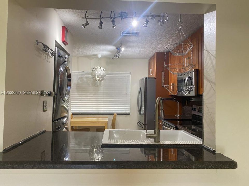 For Sale: $199,500 (2 beds, 2 baths, 1019 Square Feet)