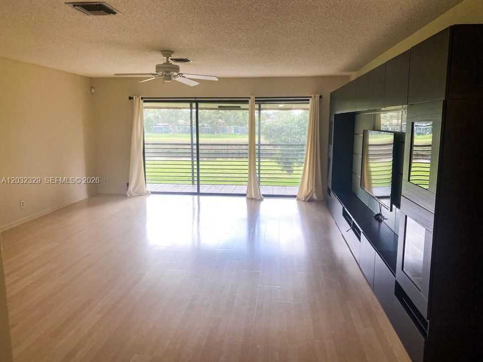For Sale: $199,500 (2 beds, 2 baths, 1019 Square Feet)