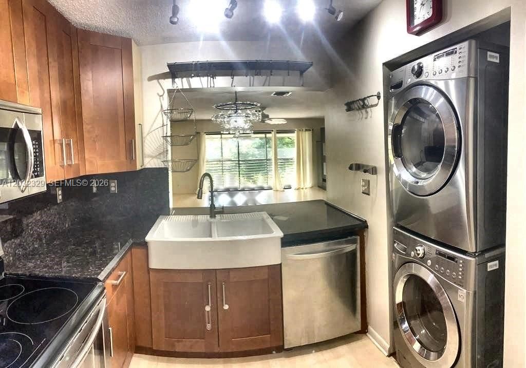 For Sale: $199,500 (2 beds, 2 baths, 1019 Square Feet)