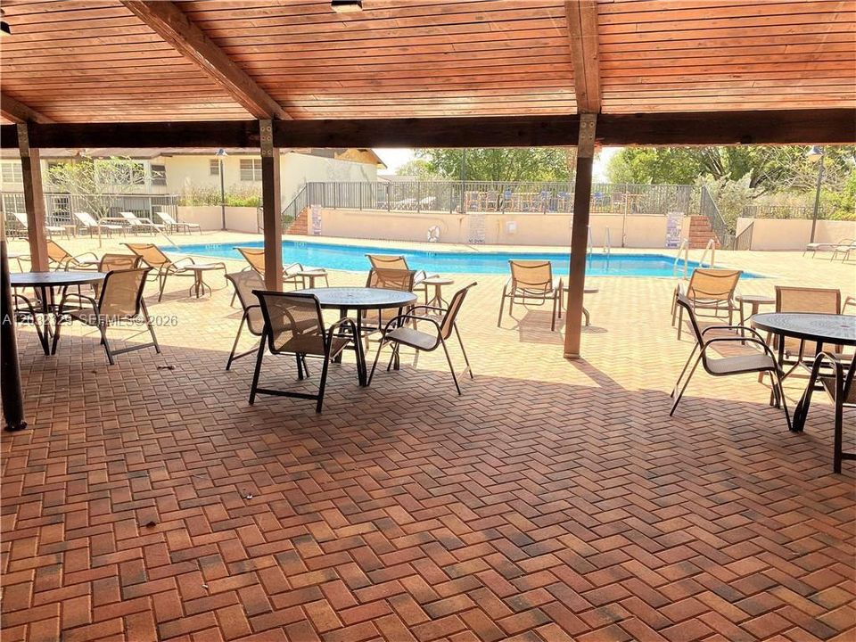 For Sale: $199,500 (2 beds, 2 baths, 1019 Square Feet)